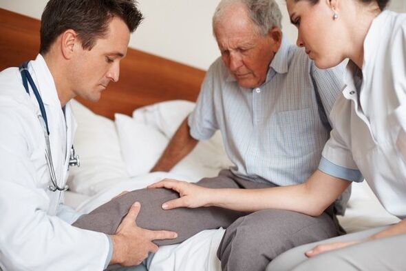 Doctor examines a patient's knee